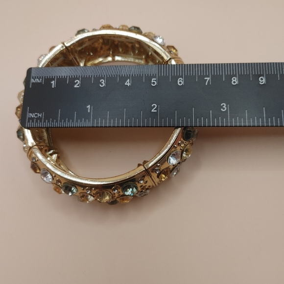 Elegant Gold and Crystal Bracelet - Picture 5 of 6